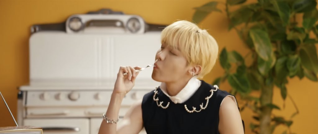 TORTANINAMJOON's tweet photo. when you realize hoseok is eating butter for 105 million times now 🚶‍♀

#BUTTER100M https://t.co/xADy2vWirQ