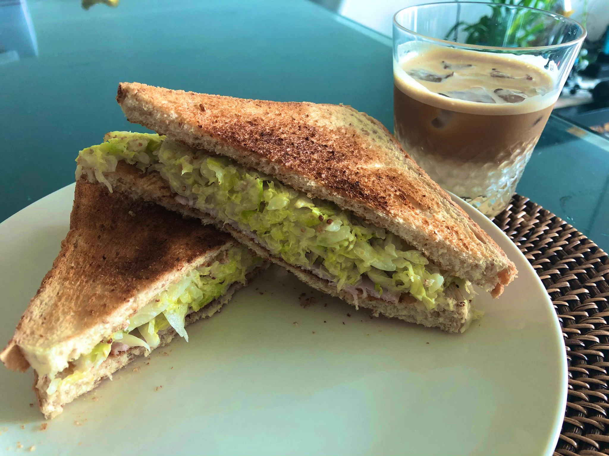あらやさんのキャベツがまだあるので、今日のランチはこのレシピで、キャベツサンドイッチをアイスラテと一緒に。野菜が主役の料理最高。今日も高崎産の野菜があらやさんから届きました👍🏻  