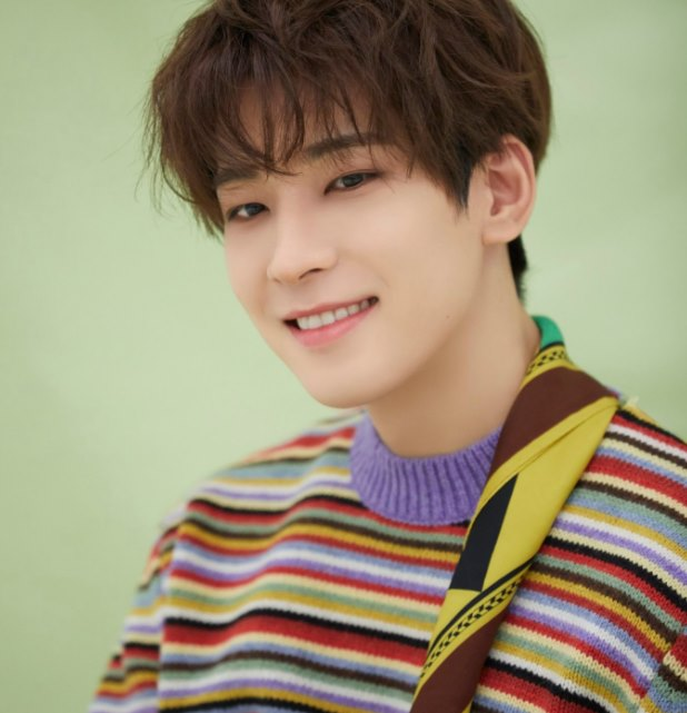 jjunqi1's tweet photo. ok pero ya se fijaron en lo bonito q está su suetercito? ​​♡ 

I'm voting for @pledis_17 for #BBMAsTopSocial. RT to vote too! https://t.co/bwZOgtIKvN