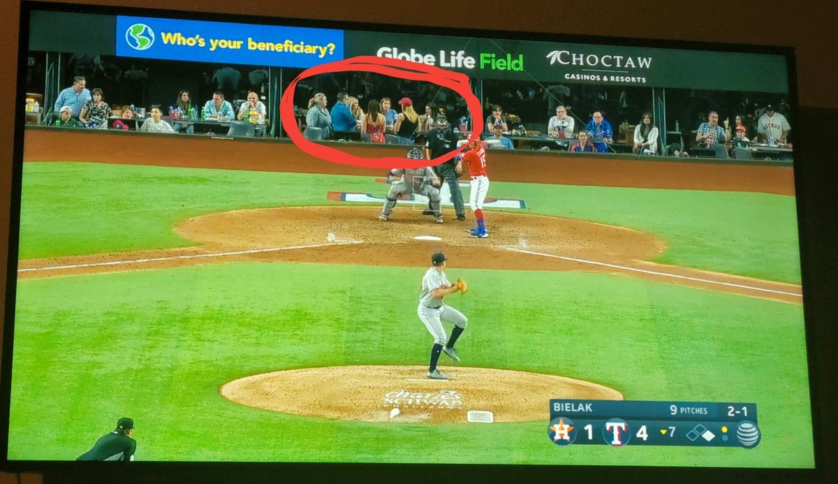 SBMex713's tweet image. What a waste of great seats 🤦🏻‍♂️ no one's even watching the game smh #WorstEVER #ForTheH