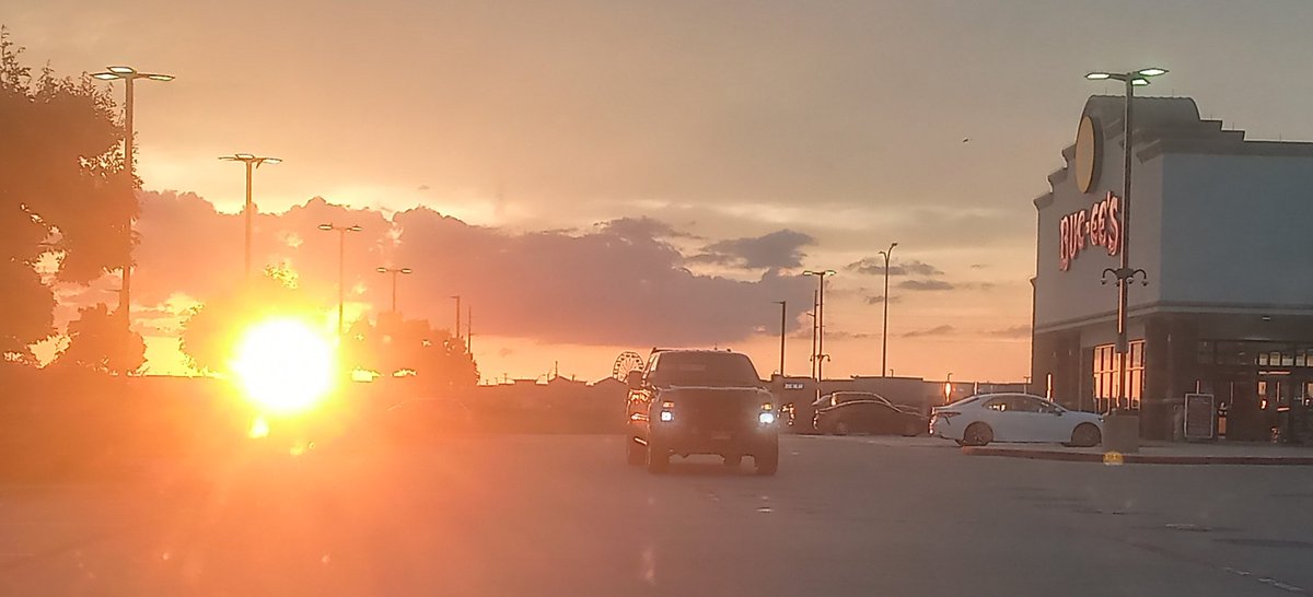 BeamanReaders's tweet photo. When in Texas, you enjoy spectacular sunsets @bucees #roadtrip https://t.co/ajdfju4AXa