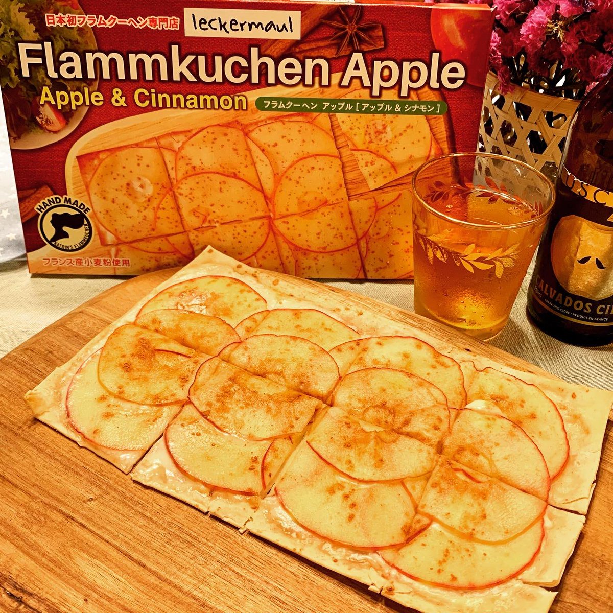 unbeerable's tweet photo. LECKERMAUL （レッカーマウル）さんのフラムクーヘン
@flammkuchen_jp 
アップルシナモンフラムクーヘンには 
ラシャス　カルヴァドスシードルを合わせて！ 

シナモンの香りと特製サワークリームソースと合います♪ 

ずっと気になっていたフラムクーヘンがおうちで食べれるとは！ 
@3rdMenu https://t.co/ULm7Nr1AQl