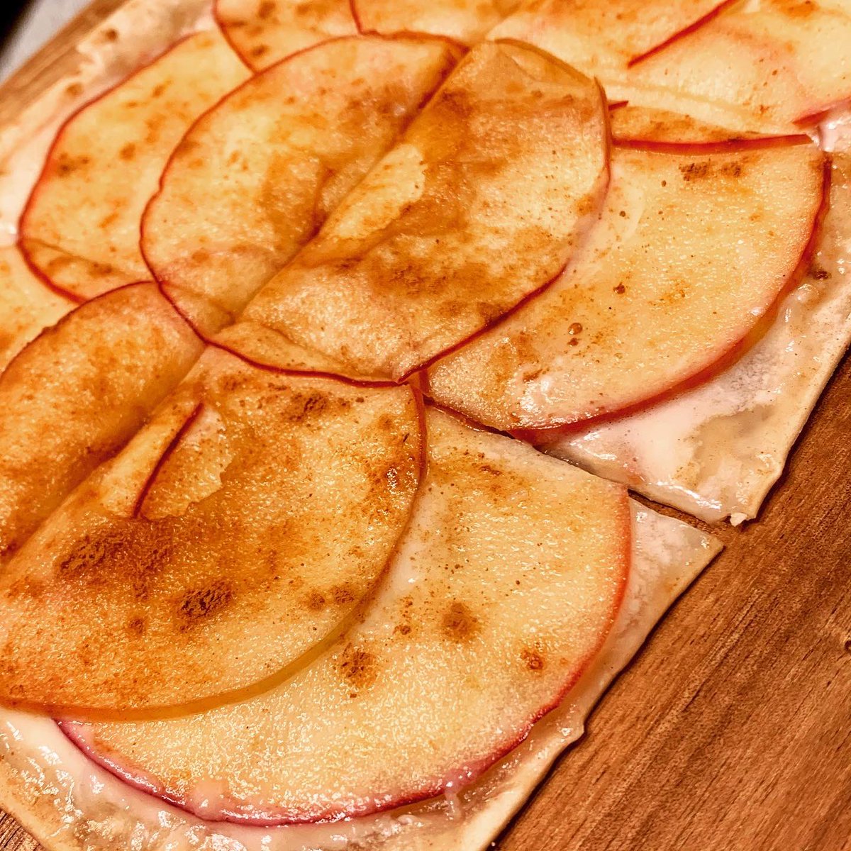 unbeerable's tweet photo. LECKERMAUL （レッカーマウル）さんのフラムクーヘン
@flammkuchen_jp 
アップルシナモンフラムクーヘンには 
ラシャス　カルヴァドスシードルを合わせて！ 

シナモンの香りと特製サワークリームソースと合います♪ 

ずっと気になっていたフラムクーヘンがおうちで食べれるとは！ 
@3rdMenu https://t.co/ULm7Nr1AQl