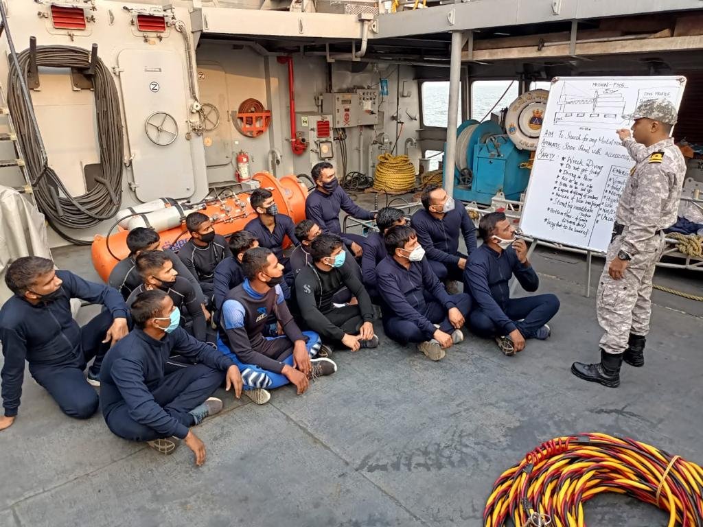 ANI's tweet photo. #CycloneTauktae | To augment the ongoing SAR Operations for crew of Barge P305 &amp; Tug Varapradha, specialised diving teams onboard INS Makar (with sonar) &amp; INS Tarasa sailed out early morning today from Mumbai for carrying out underwater search: Indian Navy https://t.co/lMeR7zTfhY