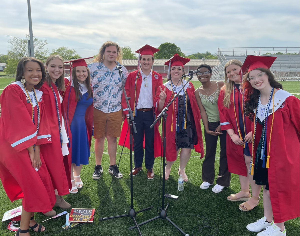 JessCoArts's tweet image. Beautiful song by these seniors tonight!