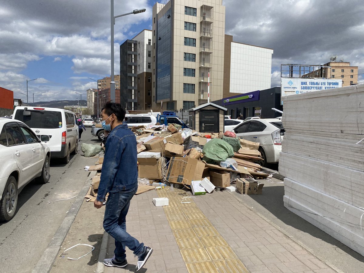 Зуун айлыг хотоос гарга гарга. Явган хүний зам хаагаад хог овоолоод замаар баахан материал хураачихсан машин зам дээгүүр машинууд цуваад зогсчихсон хаагуур явах юм бэ