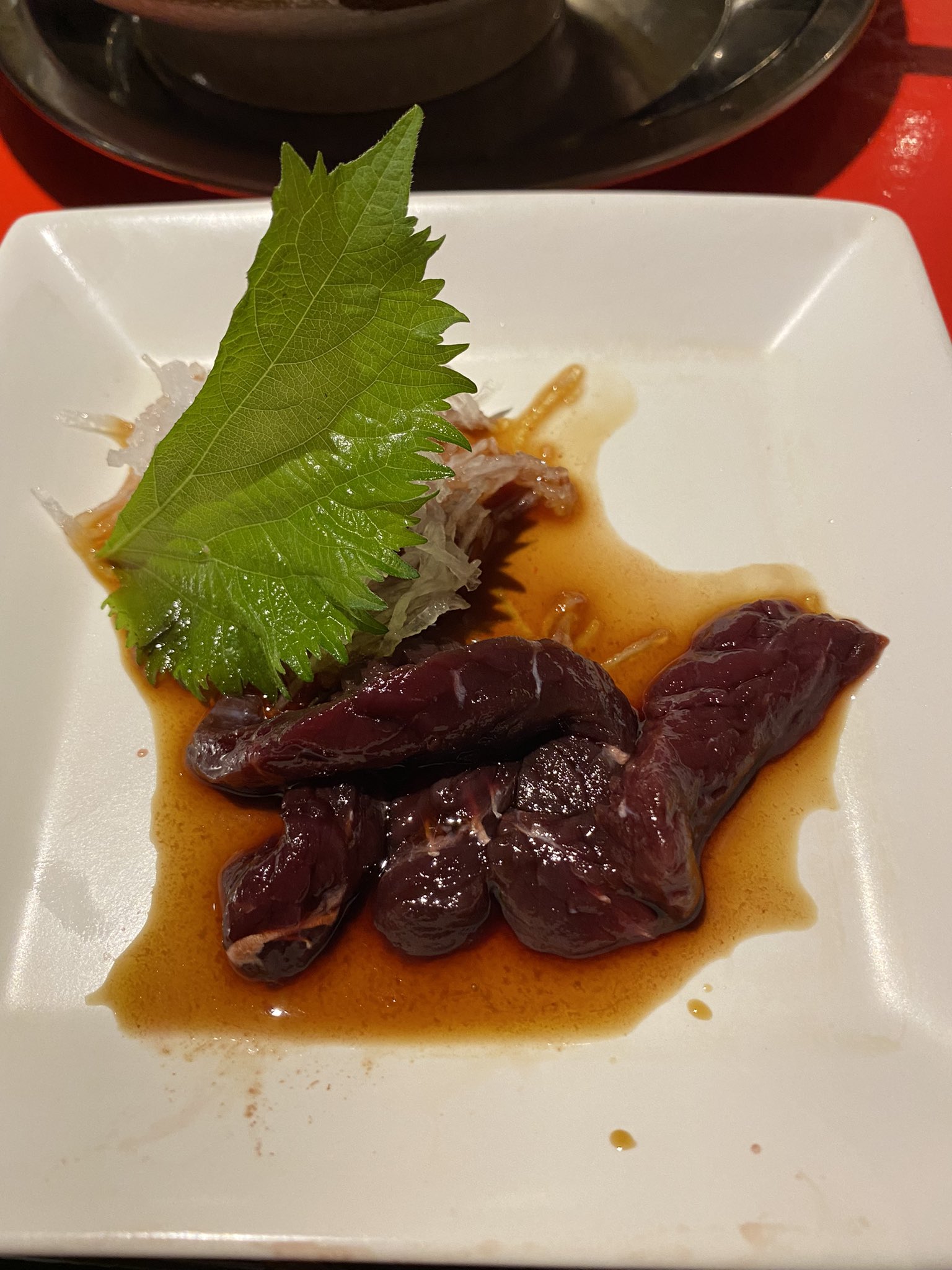 Mu 6 ムシカ トドの刺身とスズメの唐揚げも食べてきました トドの刺身は トドカレー缶の印象強くて 癖をかなり覚悟 半分期待してたんだけど血抜きがいいのかめっちゃさっぱり 厚くカットしたユッケという感じ スズメは頭から骨ごと食べられて食感が