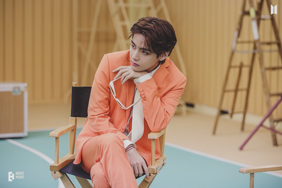 archivefortae's tweet photo. TAEHYUNG LOOKS SO GOOD https://t.co/ybEmYOxnDX