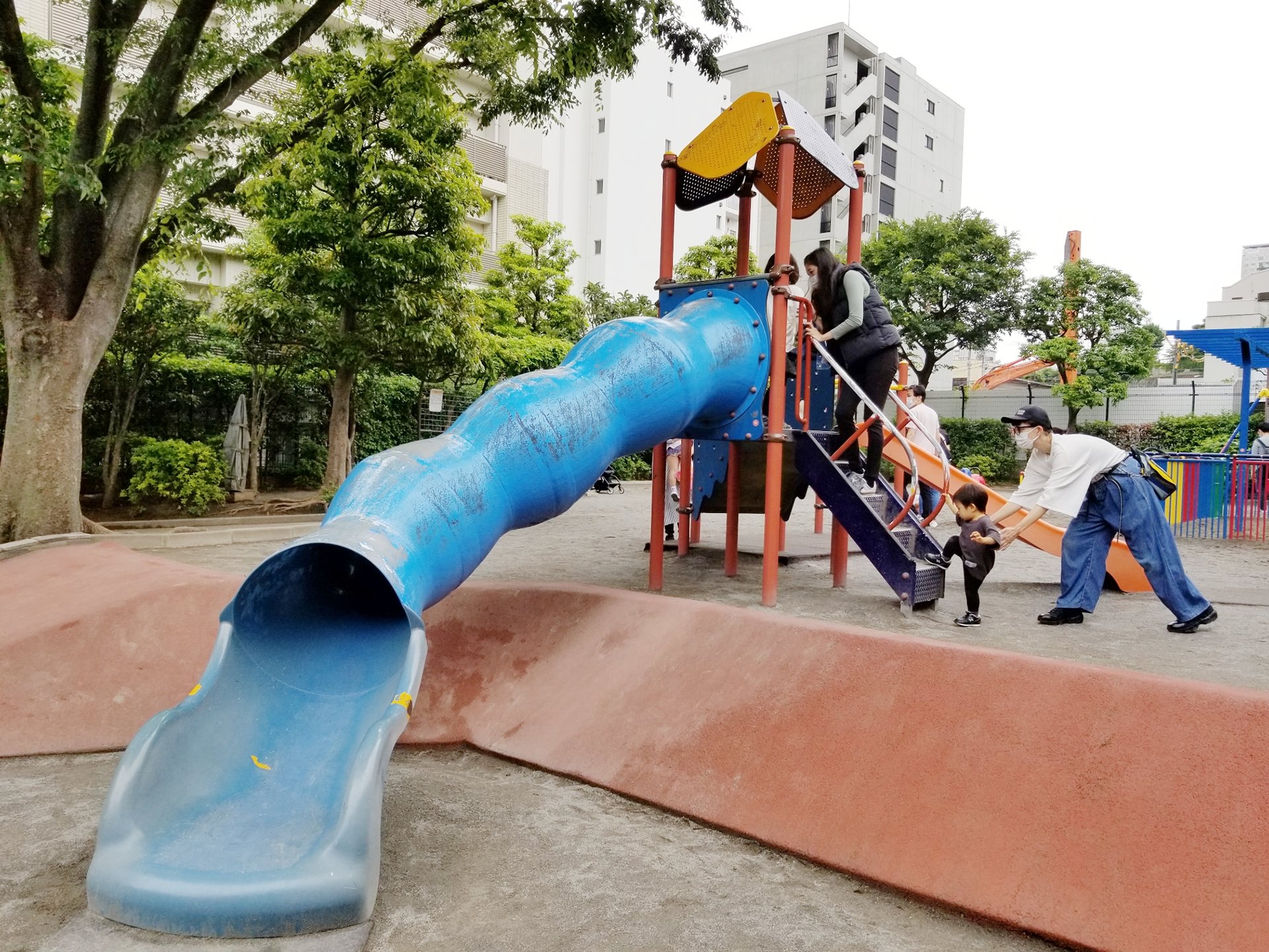 ₜₐₜᵤyₐ 白金高輪にある公園をハシゴ こちらの公園もほどよい大きさで 滑り台 ブランコ 砂場と一通り揃って楽しめました 東京で大きな遊具がある公園 白金１丁目児童遊園 都内 子ども 遊び場 T Co Beww936cn8 Twitter