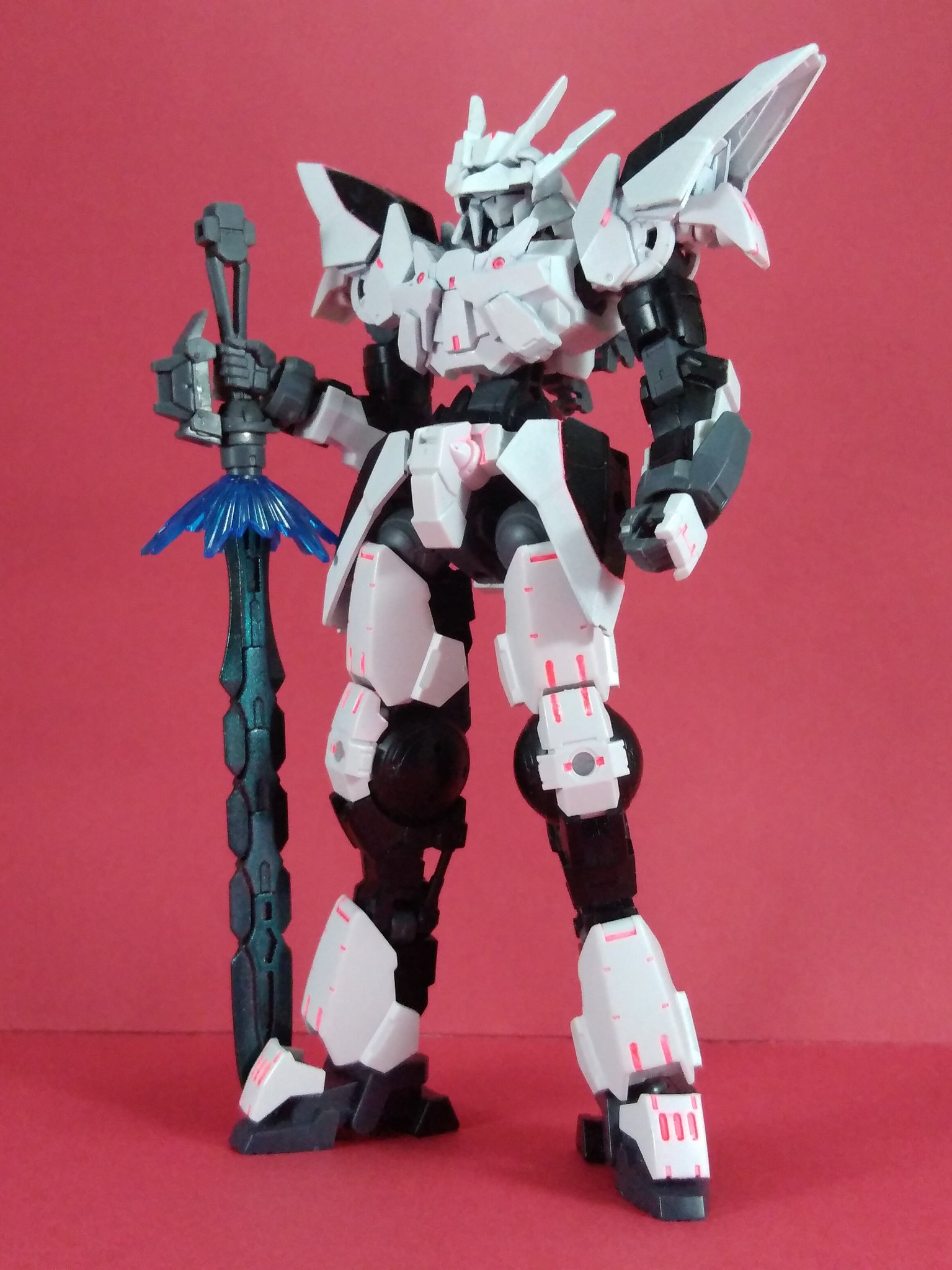 R Liger ルクスレギナ 試作機の予備パーツを組み上げて造られた白兵戦用エグザマクス 女性的な顔と竜の意匠を持つ頭部が特徴 ルクスレギナはラテン語で 光の女王 を意味する 30mm 30mm第3勢力襲来 30mmバイロン軍 T Co Xwok327m8h