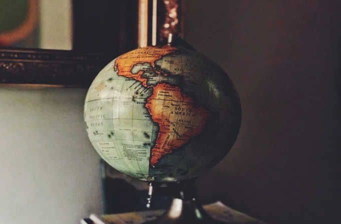 CamachoLanderos's tweet photo. ¿Por qué cambiar el término "Latinoamérica" por "Iberoamérica" si por ejemplo, en Brasil no hablan español, sino portugués? 
La lengua no une a los países, los unen las historias y culturas que comparten, el cambio es por inclusión. @ItzaFM #VariaciónLingüistica @ensjedumx https://t.co/z0BU6NCoLK