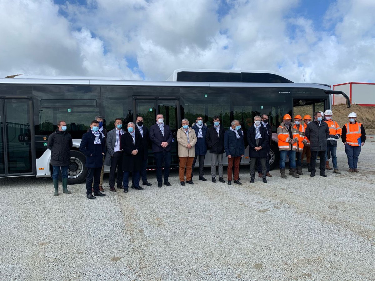 bihanphil's tweet photo. Présentation de nos futurs #bus #biognv lors de pose de la 1ère pierre de la station BIOGNV de #brest #metropole #guipavas @TristanFoveau @nedelecyohann @SDEF29 @GRDF @BrestFr @pays_de_brest #transitionenergetique #mobilitedurable #economiecirculaire https://t.co/iv5Rl1Mj4m