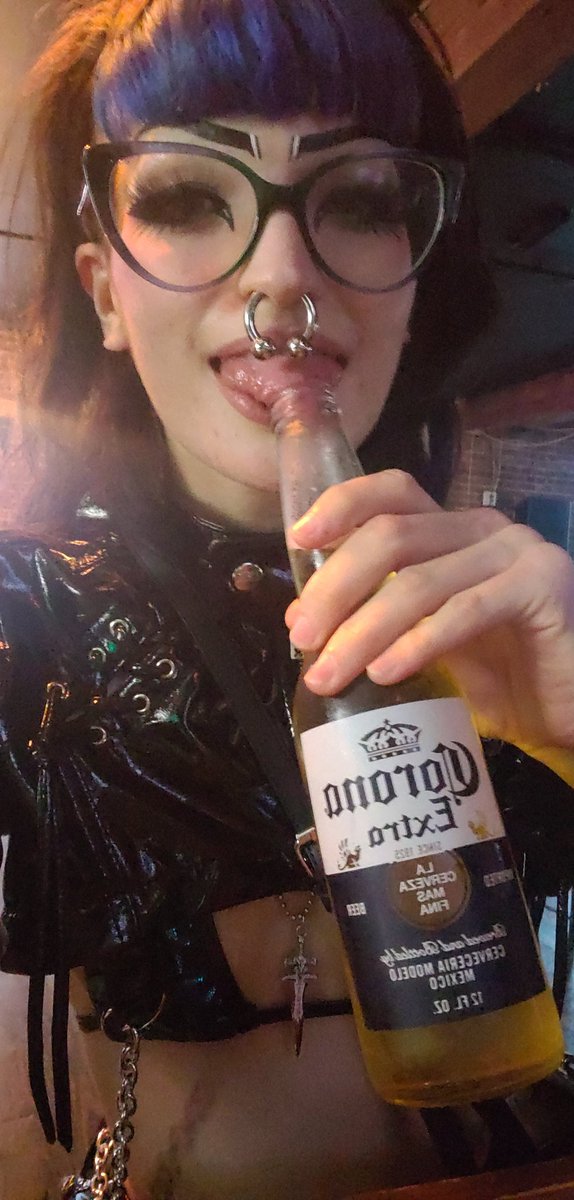 _helldrake_'s tweet photo. Back on my bar kitten shit uwu https://t.co/hNN8IBGQuL