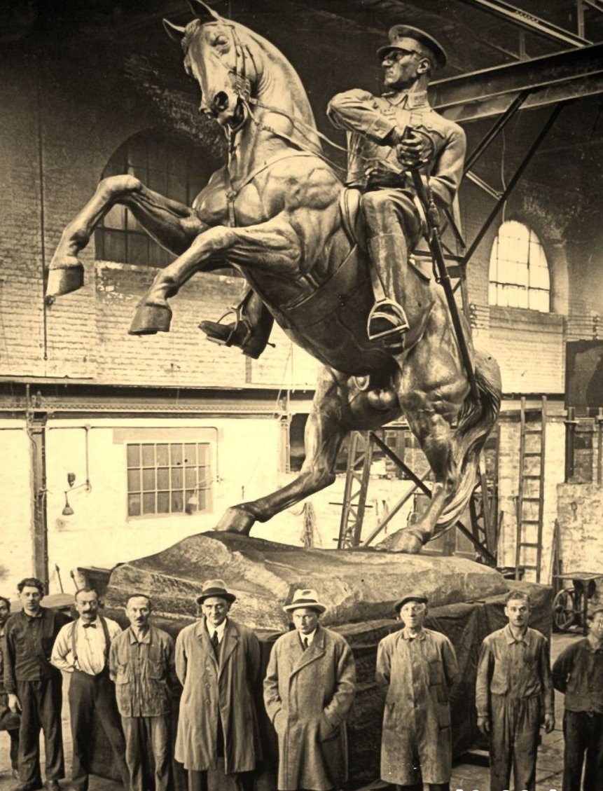 ayhansicimoglu's tweet photo. Ata'nın müthiş Samsun Heykelini Avusturyalı Heinrich Krippel yapmıştır. 1928 yılında Viyana'daki Vereinigte Metallwerke dökümhanesinde yapımına başlanmış ve 1931 yılında 32 parça hâlinde gemi ile Samsuna getirilmiş ve kaidesine monte edilmiş. Çok seviyorum.. https://t.co/lzcExakvJz