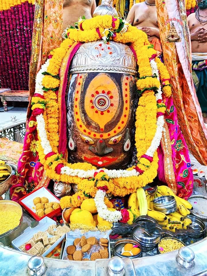 abhimanyuBJPmp's tweet photo. वो ही उम्मीद मेरी, वो ही मेरी आस हैं....🙏
निवास जिनका कैलाश हैं....❣️
अंधेरे में जो प्रकाश हैं.....🙏
उनसे से ही मेरा विश्वास हैं....
❤️ जय श्री महाकाल ❤️
#mahakal #महाकाल 
@ujjainmahakal https://t.co/KfvbJS3lOl