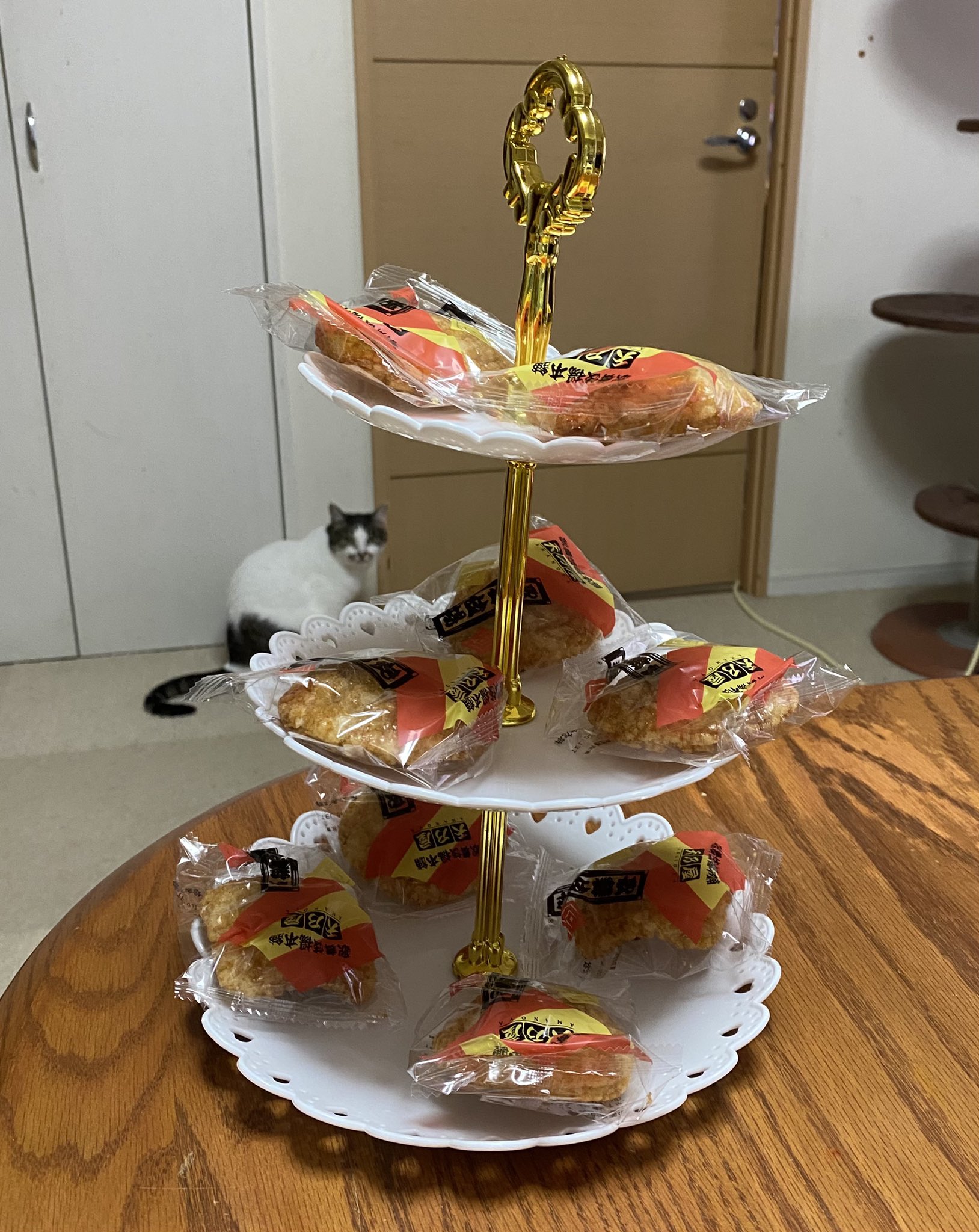さんりようこ エレガントなケーキスタンドを買ったのに子供が歌舞伎揚げを乗せてくる T Co Kskm48pia4 Twitter