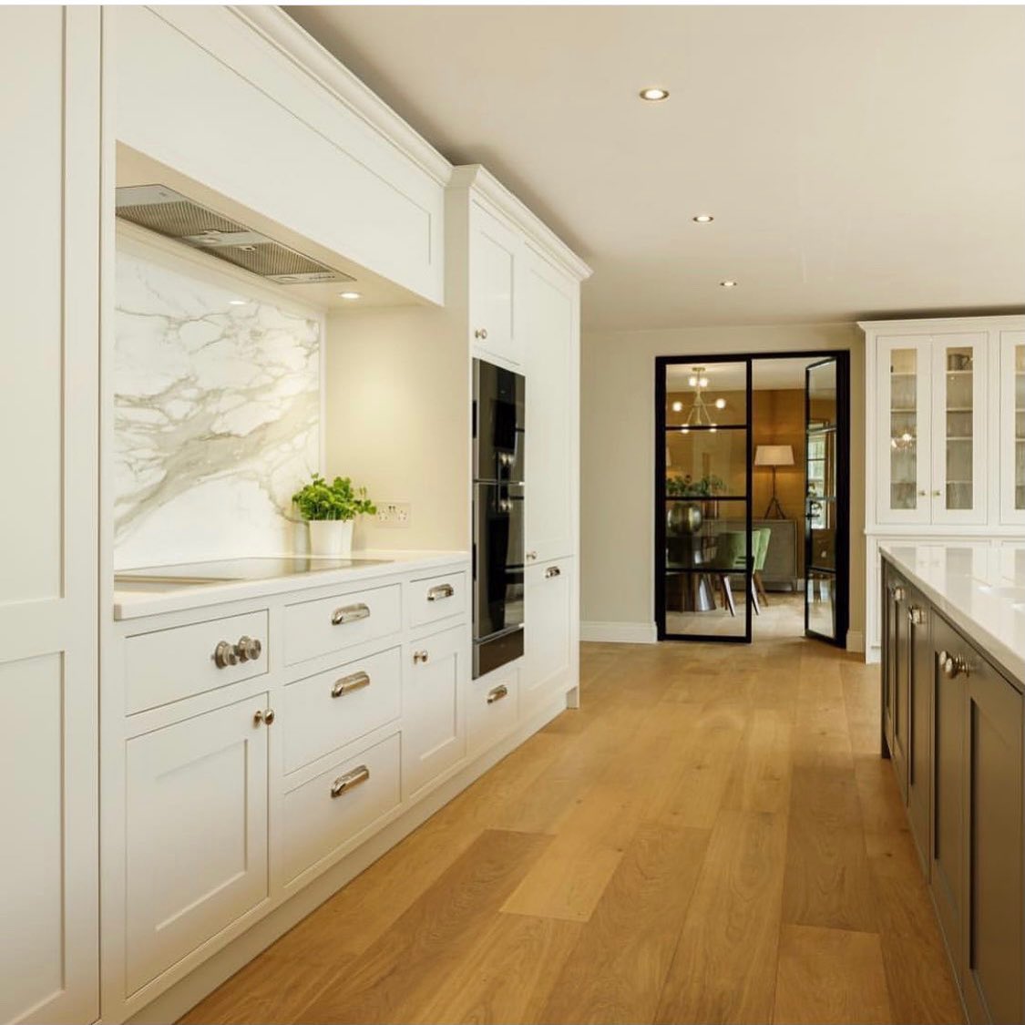 Absolutely beautiful work by the team <a href="/mapleandgray/">Maple & Gray</a> in this beautiful kitchen 😍. Including Westin Cache built in hood