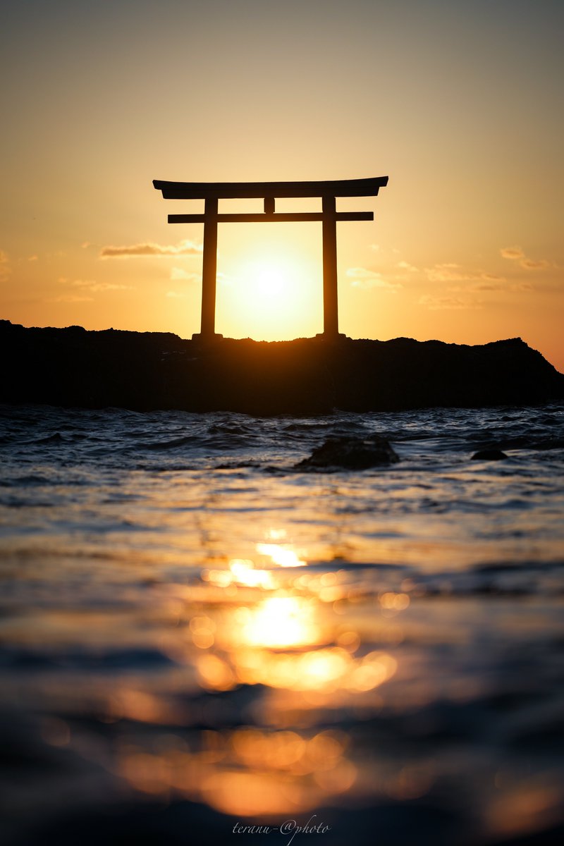 太陽を背にした鳥居が美しい 太陽を背にした鳥居が美しい