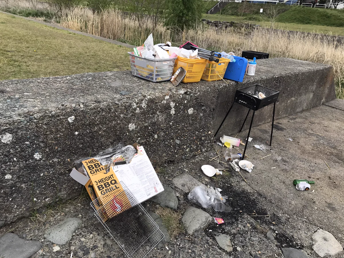 DQNすぎない？薄川の河川敷でBBQしていた人達が全部そのまま放置して帰宅！
