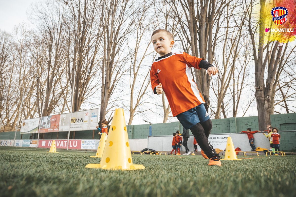 AECManlleu's tweet photo. [FUTBOL BASE]

La pilota no para de rodar! Seguim aprenent i divertint-nos 😃⚽🔝

📸 @albeertf 

🔴🟡#SomdelManlleu #AECManlleu https://t.co/A81jDbxXjq