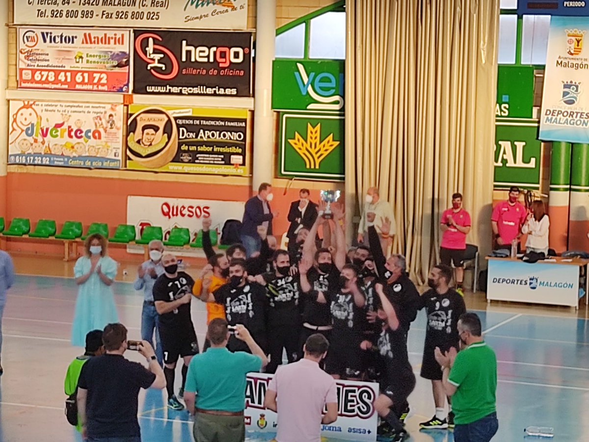 ¡¡¡CAMPEONES!!!
<a href="/BMCobisa/">Balonmano Cobisa</a> consigue en la difícil pista del <a href="/Catedra70/">Catedra70</a> su 4° Título de CLM en 6 años de historia del club, que le otorga el 🎟️ para la fase a #PrimeraSM
Agradecer al equipo de Malagón su hospitalidad y deportividad y a <a href="/fbmclm/">Fed. Balonmano de Castilla-La Mancha</a> su presencia en el encuentro
#TeamCLM