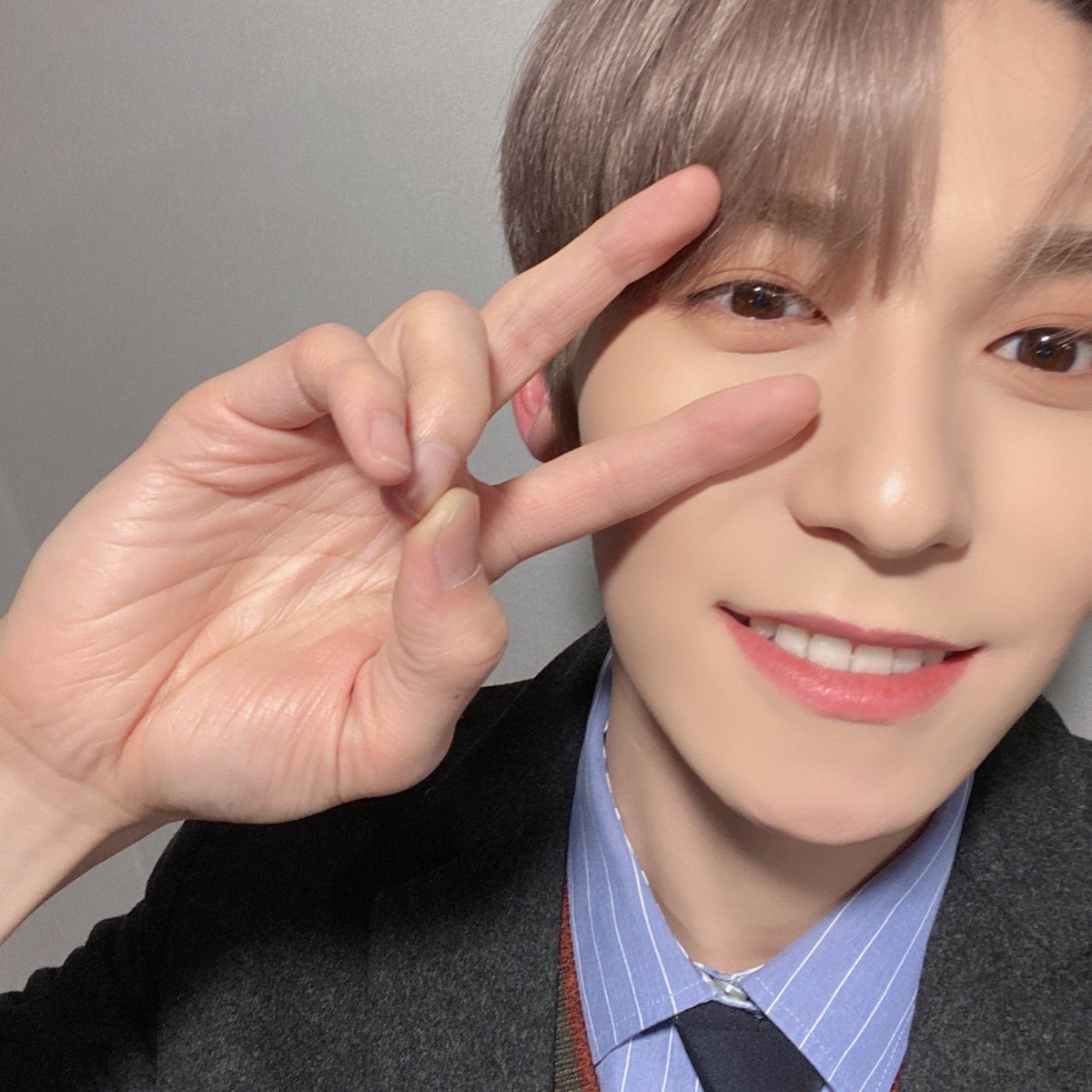 official_ONEUS's tweet photo. [#건희]
달님들! [BINARY CODE]
드디어 D-1 🙆🏻‍♂️
많기관사부👏🏻💙 https://t.co/PZ9ikDNpz3