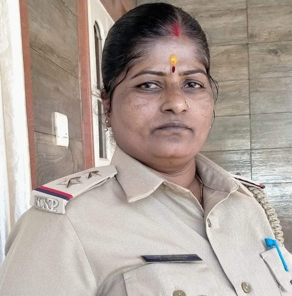 Deeply condole death of corona warrior Smt Sulochana Bajantri PSI Vijayapura who succumbed to COVID. She is one among 124 policemen who have lost their lives standing on the roads while requesting (read arguing) with people to remain indoors.