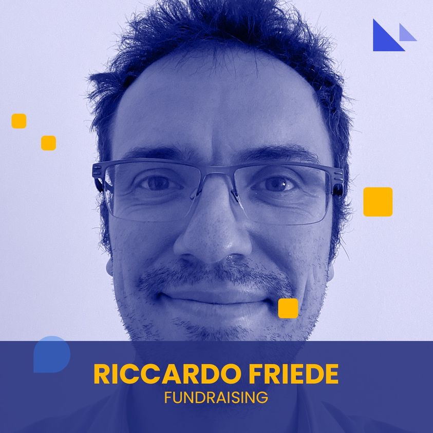 La sua vita lavorativa è divisa tra il fundraising "fatto con le mani", e quello “consigliato e progettato”, come consulente per uffici di raccolta fondi e organizzazioni. Al #SummitMuseoItaliano, Riccardo ci aiuterà a capire i concetti fondamentali dietro il fundraising museale.
