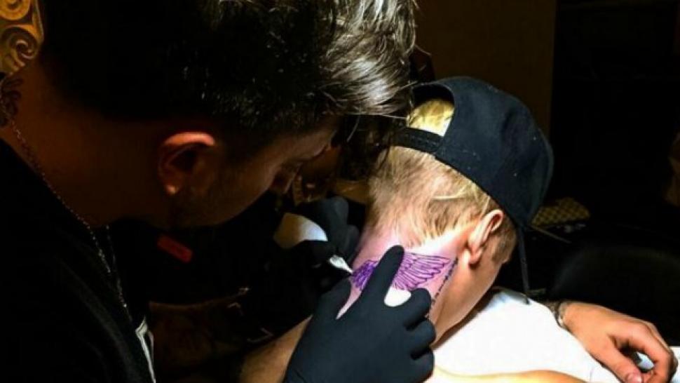 Justin Bieber getting tattooed, that's the tweet. pic.twitter.com/vilH...