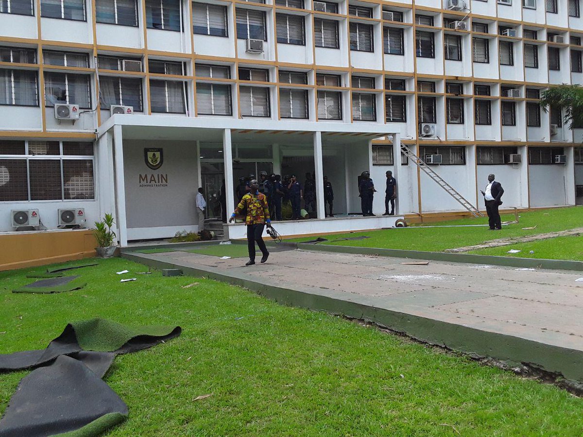 the_marcoli_boy's tweet photo. CHOOSE WISELY👀
KNUST                  #AcademicCity https://t.co/wnilLHcmo8