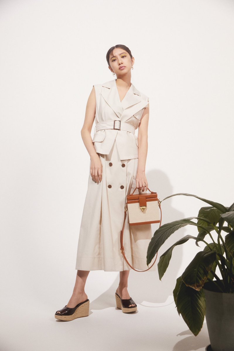 ট ইট র Lily Brown 公式 レイヤードトレンチワンピース 19 800 Tax In ノースリーブトレンチ型ワンピースに あえてエッジの効いたミリタリーベストをレイヤード ジレやベスト単体としても着回せる多機能ワンピ Lilybrown リリーブラウン 店頭