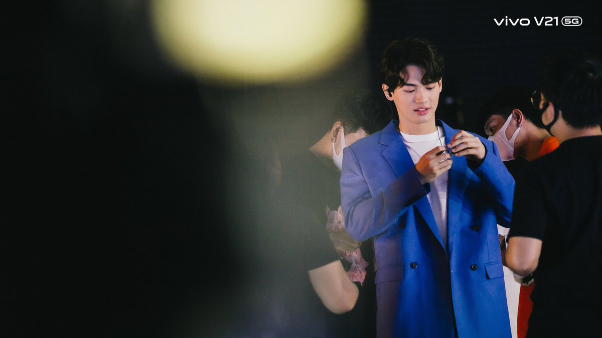 vivoThailand's tweet photo. @winmetawin วินแต่งตัวเสร็จแล้วนะครับบบ  
อย่าลืมมาชมไลฟ์ #VivoV215GLaunch 
ตอน 4โมงเย็นกันนะครับ 😊

#VivoV215GxWin #แค่ไหนก็ใกล้ https://t.co/GVDOwXnMld