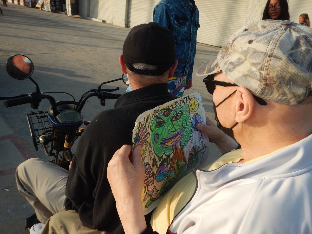 GriffKohout's tweet photo. only in Venice Beach do u get to #roast some #Premium Cannabis w/ #creator of ATARI &amp; give him some #homemade #pizza box #LEGALIZEIT #streetart!

#Onelove #videogames #atari #venicebeach #OnlyinVenice #keepitherbal #Atari #create #stonerfam #unity #videogame #venice #LA #MMJ #USA https://t.co/p58Qy1YPHa