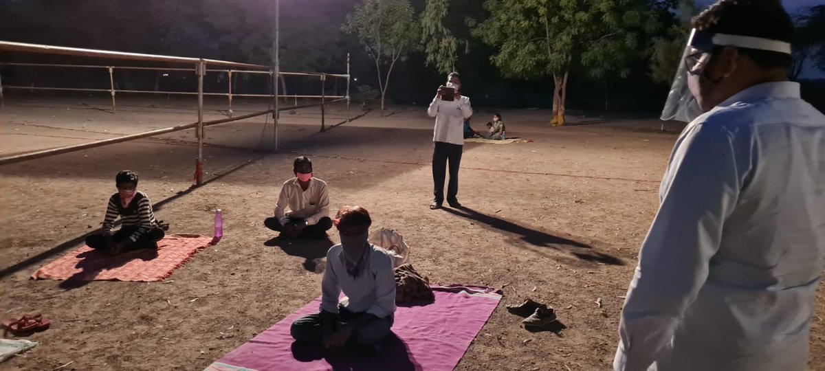prajaktdada's tweet photo. सडे ग्रामपंचायतच्या व���ीने चालवल्या जाणाऱ्या कोविड सेंटरला काल संध्याकाळी भेट दिली व रुग्णांशी संवाद साधला. रुग्णांना अत्यंत चांगली सेवा या निमित्ताने मिळत आहे. काल रुग्णांच्या मनोरंजना��ाठी संगीत संध्येचा कार्यक्रम आयोजित केला होता. https://t.co/WPNJrWtlBM