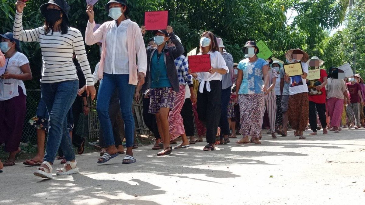 A protest against the military junta in #KanatThiri Village, #ThayetChaung tsp today morning with the slogan, "Even the whole country is suffering. Are you still afraid of getting suffer your village?"
#May10Coup
#WhatsHappeningInMyanmar