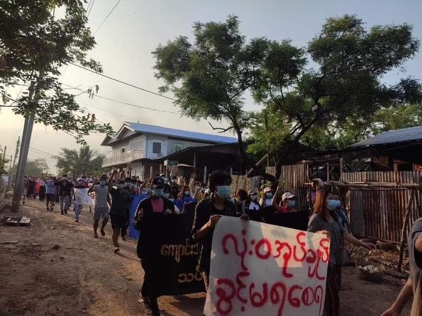 IrrawaddyNews's tweet photo. People from different parts of Mandalay gathered and marched in protest against the military regime on May 10. (Photo: CJ) #WhatsHappeningInMyanmar https://t.co/PX9DI8HzqH