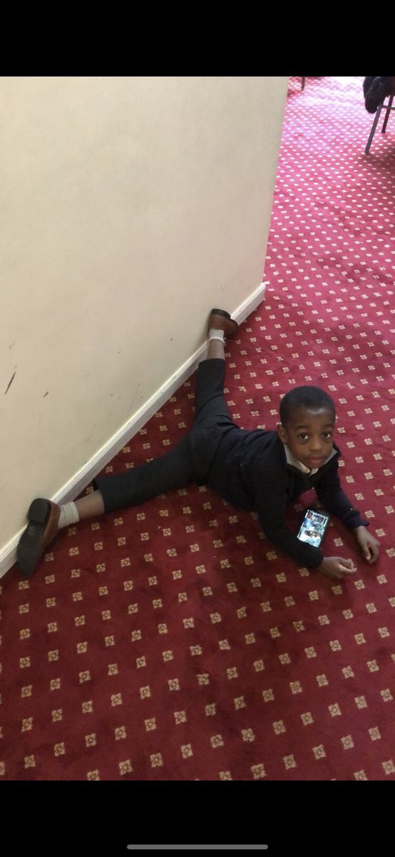 exroyalxx's tweet image. I caught my little cousin chilling like this one time