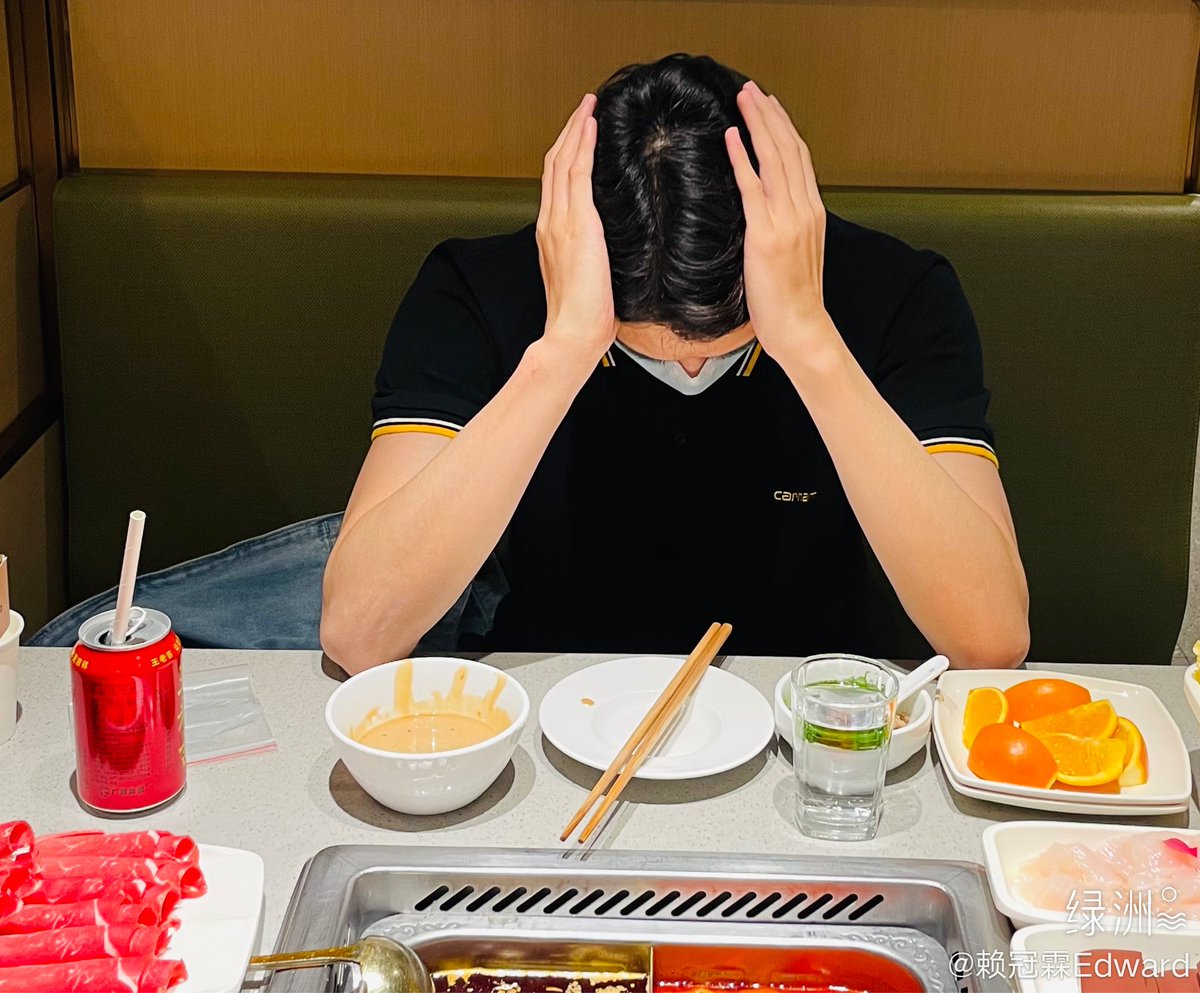 i guess lin really loves tea,,,, he is drinking the famous wanglaoji herbal tea or so called "wong lo kat" and sooooo glad that he is eating healthy too ! 🍊🍵❤