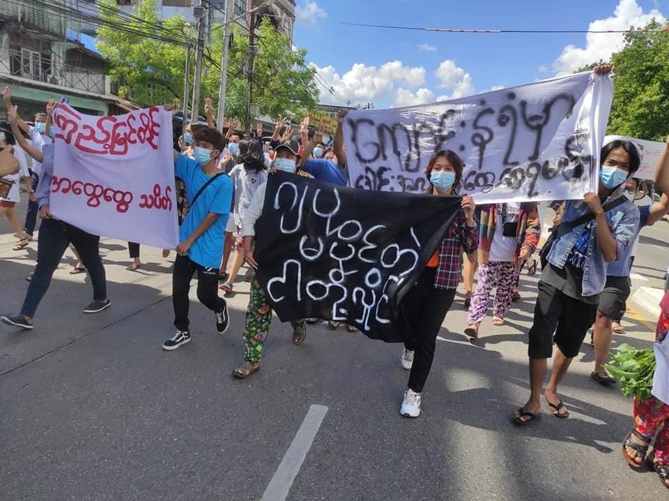 nslwin's tweet photo. Flash mob in North Okkalapa, Yangon. Protesters from Sanchaung, Kyimyindaing and Hlaing joined.

#May10Coup #WhatsHappeningInMyanmar #MilkTeaAlliance https://t.co/uYW3u6r4H2