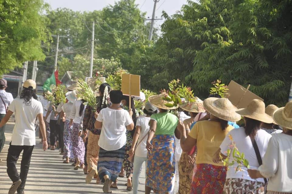 IrrawaddyNews's tweet photo. Residents of #Kanma town in #Magwe Region’s Pakokku Township rallied against the military junta on May 10.  (Photo: CJ) 

#WhatsHappeningInMyanmar https://t.co/tP0u309YZl