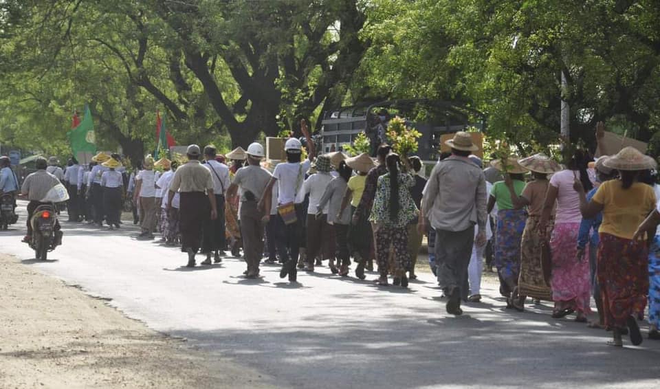 IrrawaddyNews's tweet photo. Residents of #Kanma town in #Magwe Region’s Pakokku Township rallied against the military junta on May 10.  (Photo: CJ) 

#WhatsHappeningInMyanmar https://t.co/tP0u309YZl