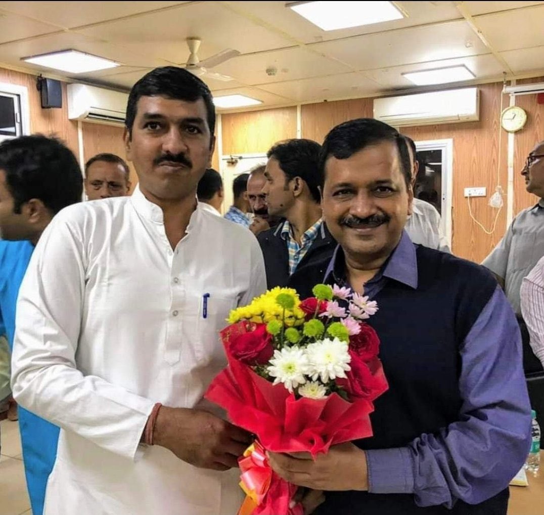 naveenjindalbjp's tweet photo. एक और बलात्कार के आरोपी अनिल मालिक के साथ दिल्ली का मालिक महाठग @ArvindKejriwal 

आखिर ये रिश्ता क्या कहलाता हैं @raghav_chadha ...? https://t.co/K4zjbY92Ze
