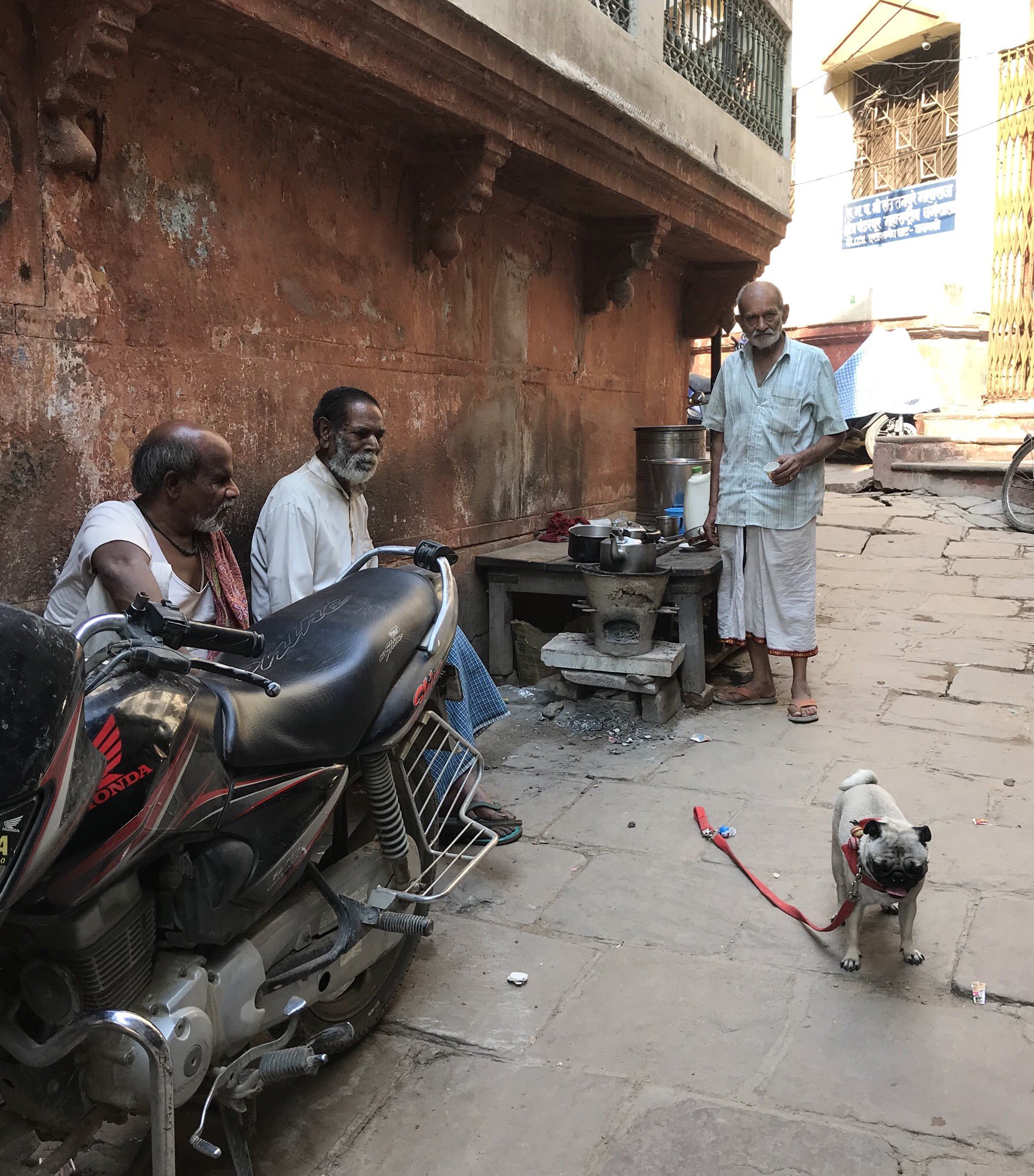 46coffee Tourism Varanasi India おじいのチャイ屋にはおじいが集まる 渋い おじいのチャイ屋には渋めのおじい達が集って寡黙にチャイを飲んでます インド バラナシ インドのチャイ屋 T Co Lsl2pzhi3l Twitter