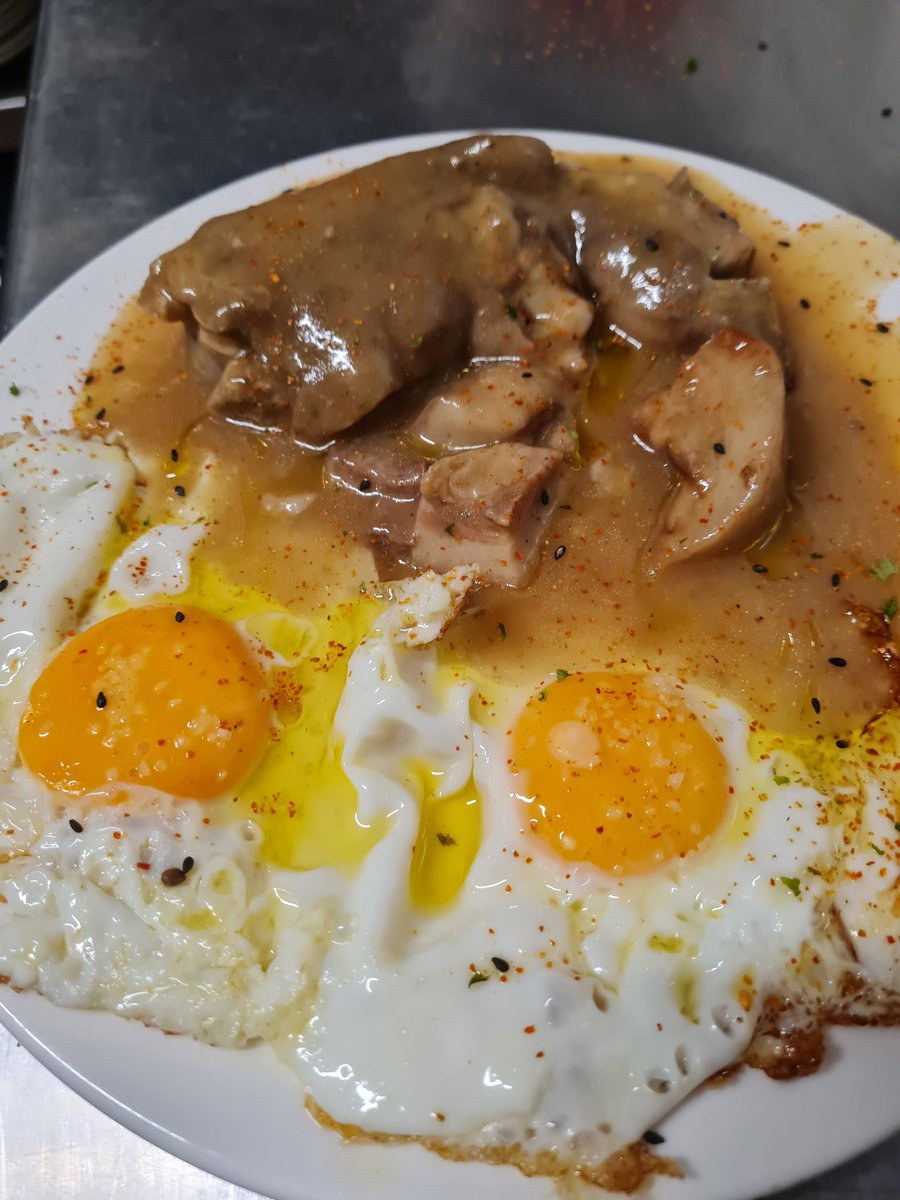 En el menú de hoy Manitas y morros en salsa Zuberoa.
Vais a untar una barra de pan!!!!

#morros #manitas #zuberoa #huevos #shichimi
#latabernadebaco #orejadecerdo
#casqueria
#callelaurel #callesanagustin #larioja #logroño  #glutenfree #tapas #pinchos #libredegluten #hotspicyfood