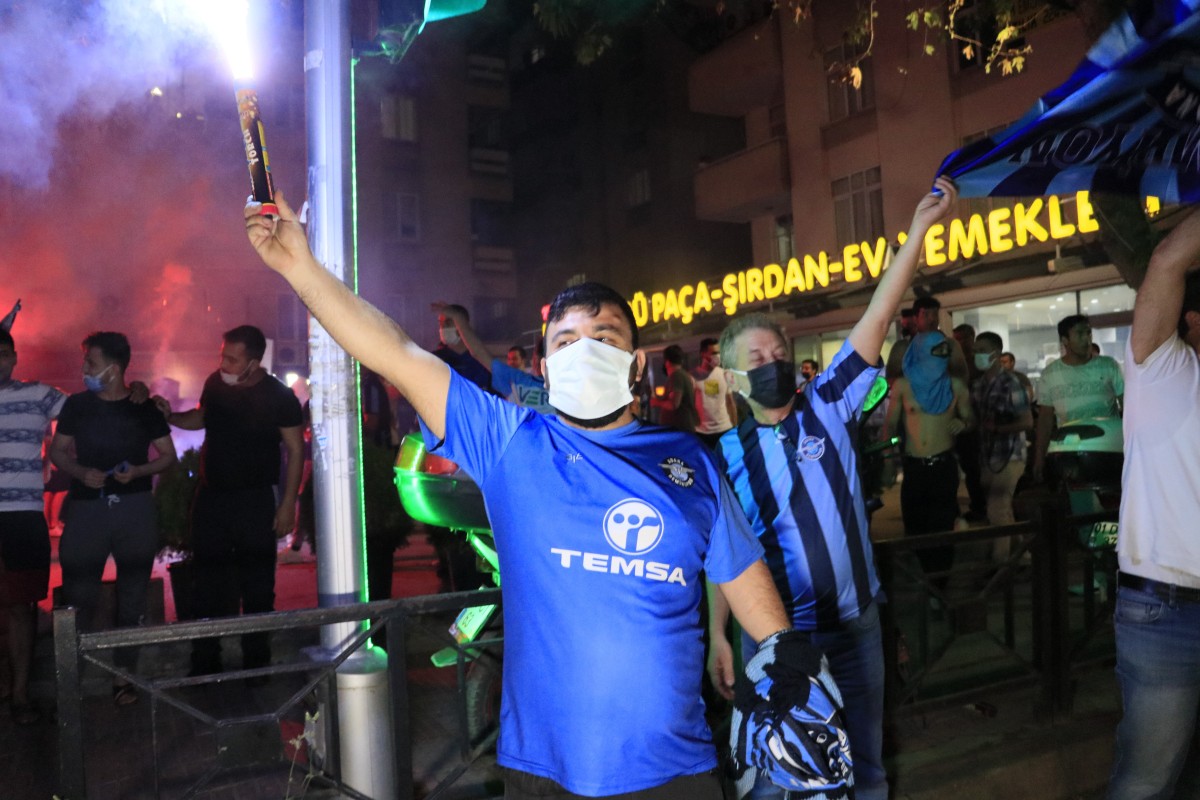 Adana Demirspor, Menemenspor’u 4-1 yenerek 70 puanla şampiyonluğa ulaştı. Maçın bitiş düdüğü ile birlikte taraftarlar 26 yıllık süper lig özlemini sokağa dökülüp kutladı.