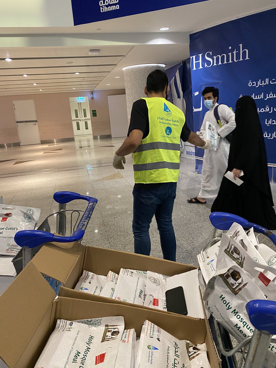 GhayaTeam's tweet photo. مقتطفات من مبادرة توزيع وجبات إفطار صايم بمطار الملك عبدالعزيز.
.
. https://t.co/0HbIeaikUJ