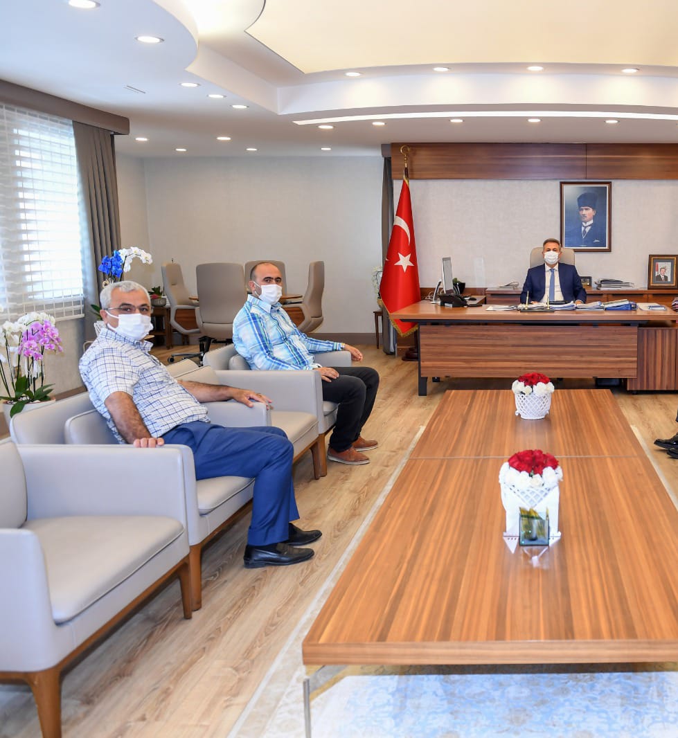 #adanataksicilerderneği
Adana Taksiciler Derneği Başkanı Mehmet Emin Kandemir Vali Süleyman Elban’ı ziyaret etti. Ziyarette,taksici esnafının sorunları ve  şehir içi ulaşımların sağlıklı bir şekilde gerçekleştirilmesi için yapılan çalışmalar ele alındı.