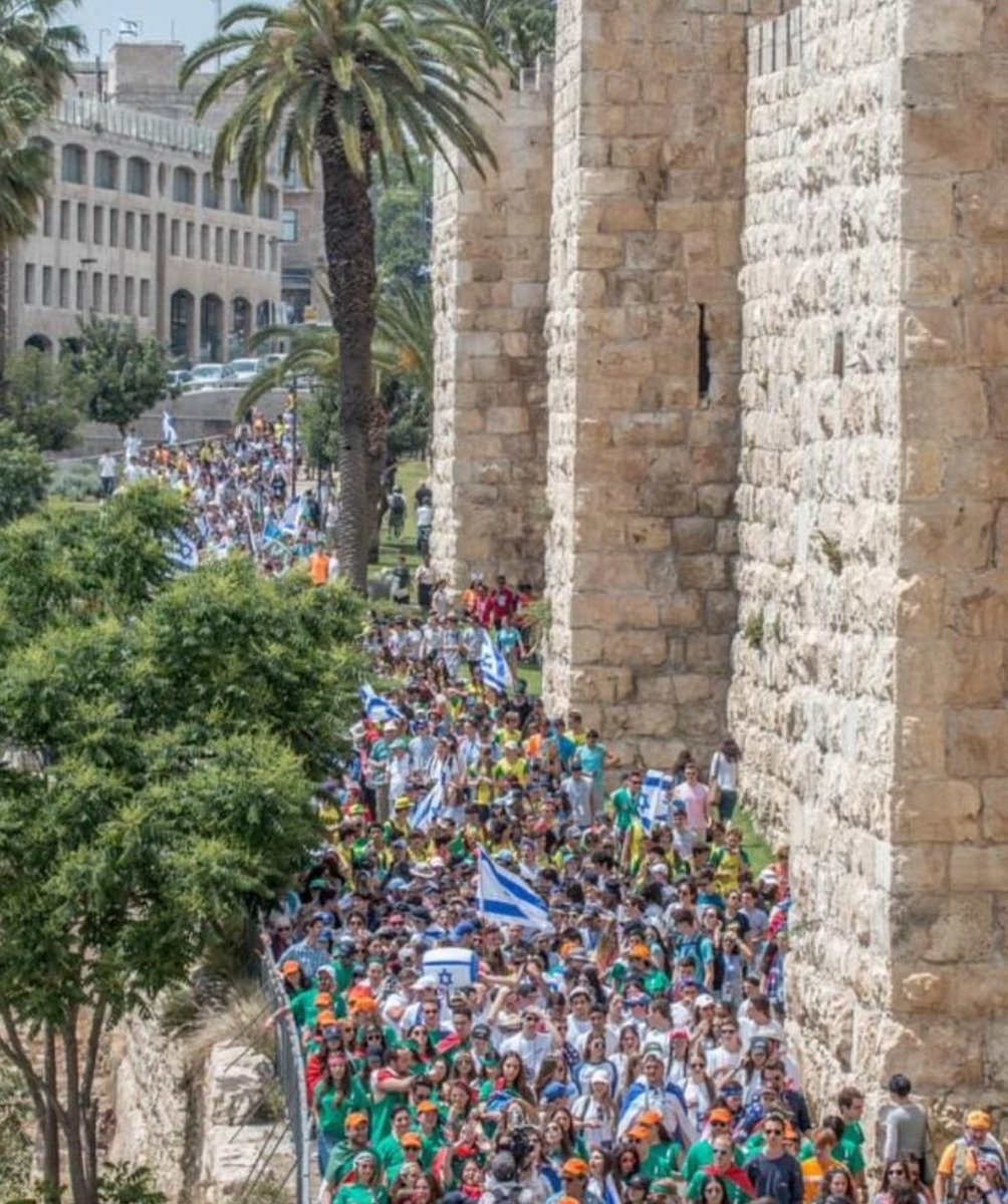 Photos of Israeli right-wing activists at Jaffa Gate heading to Western Wall https://twitter.com/LocalFocus1/status/1391403945801797633?s=19