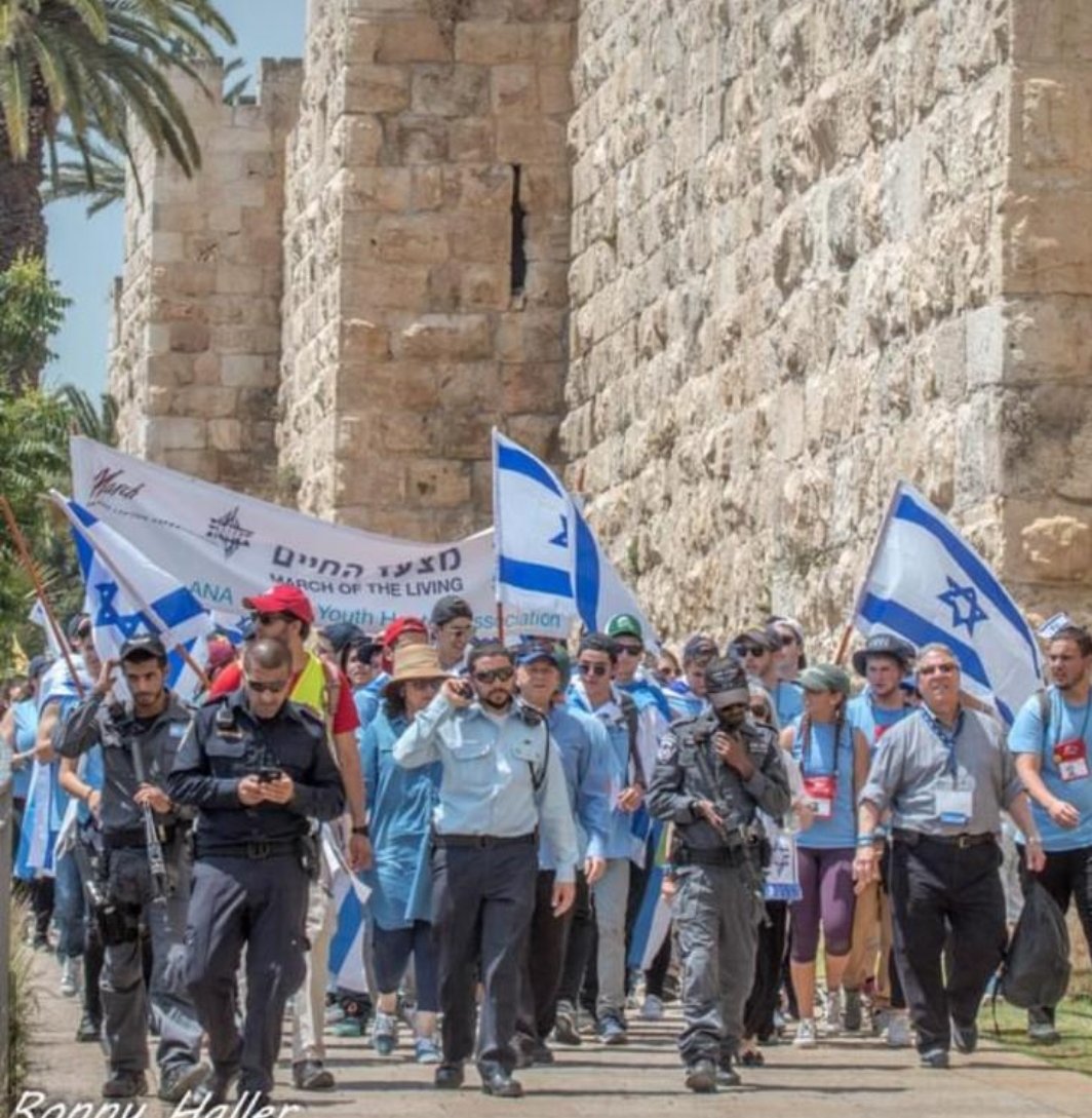 Photos of Israeli right-wing activists at Jaffa Gate heading to Western Wall https://twitter.com/LocalFocus1/status/1391403945801797633?s=19