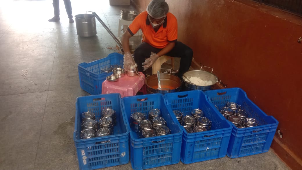 Tej_AnanthKumar's tweet photo. Sending food in stainless steel containers. Maintaining two sets of boxes. Tomorrow while delivering the food, we collect today's empty box. https://t.co/WSlVrsm6VI